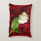 赤い花びらの白いバラ アクセントクッション (裏面(縦))