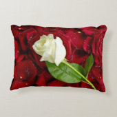赤い花びらの白いバラ アクセントクッション (裏面)