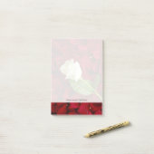 赤い花びらの白いバラ ポストイット (デスク上)