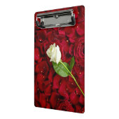 赤い花びらの白いバラ ミニクリップボード (アングル2)