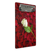 赤い花びらの白いバラ ミニクリップボード (アングル)