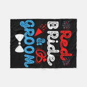 赤い花嫁と花婿 面白い結婚式 結婚パーティー 4 フリースブランケット (正面(横))