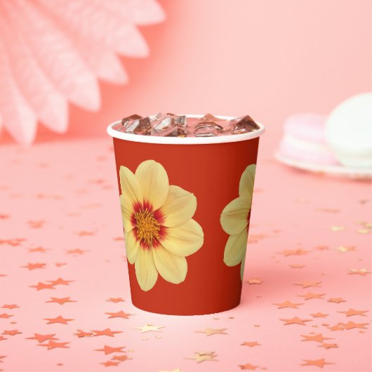 赤い花柄の大きな黄色いダリア 紙コップ (インサイチュ)
