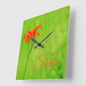 赤い花「輝く時だ」 スクエア壁時計 (傾斜)