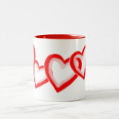 赤い芸術的ピンク色のハートのパターン(白) ツートーンマグカップ (中央)