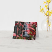 赤い葉が付いている仏の頭部 カード (黄色い花)