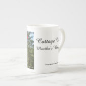 赤い葉と歩道 – Martha's Vineyard ボーンチャイナマグカップ (正面右)