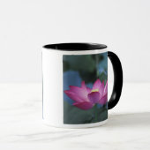 赤い蓮の花と緑の葉のクローズアップ、 マグカップ (正面右)