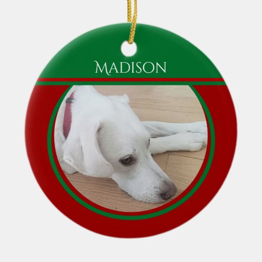 赤い襟を着た平和な白犬の写真 セラミックオーナメント (正面)
