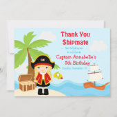 赤い誕生日パーティーでかわいいブロンド海賊ガール サンキューカード (正面)