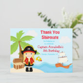 赤い誕生日パーティーでかわいいブロンド海賊ガール サンキューカード (スタンド正面)