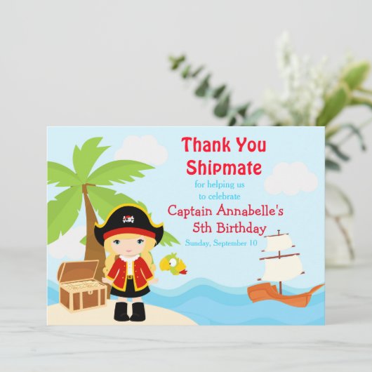 赤い誕生日パーティーでかわいいブロンド海賊ガール サンキューカード (スタンド正面)
