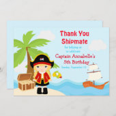 赤い誕生日パーティーでかわいいブロンド海賊ガール サンキューカード (正面/裏面)