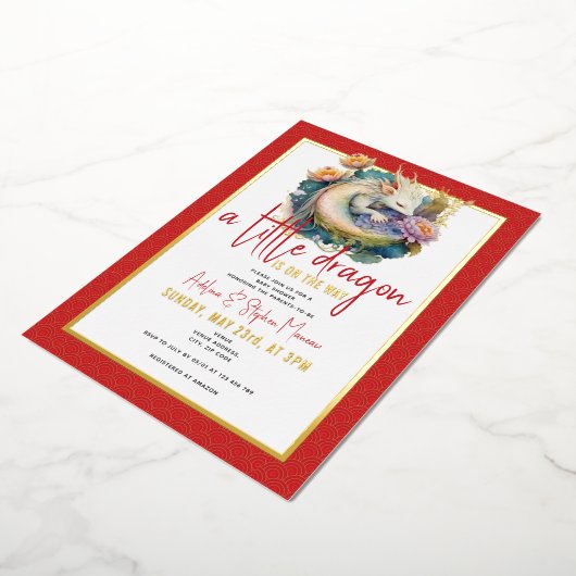 赤い赤ちゃんシャワーの途中にある小さなドラゴン 箔招待状 (回転した状態)