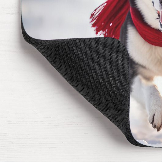 赤い走スカーフを持つハスキーの女性 マウスパッド (コーナー)