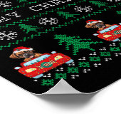 赤い車に乗ったボクサー醜いクリスマスセーター犬 ポスター (角)