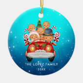 赤い車の5の可愛いジンジャーパンの家族 セラミックオーナメント (正面)
