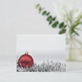 赤い輝くクリスマスの装飾と銀のティンセル ポストカード (スタンド正面)