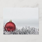 赤い輝くクリスマスの装飾と銀のティンセル ポストカード (正面)