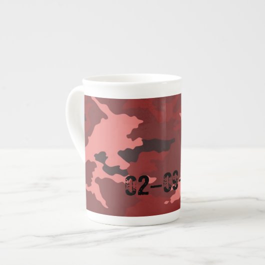赤い迷彩パターン ボーンチャイナマグカップ (正面左)