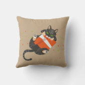 赤い遊箱の入ったタビー猫 アウトドアクッション (裏面)