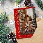 赤い金ゴールド書道写真メリークリスマス 箔シーズンカード<br><div class="desc">赤エレガントと金ゴールド金ゴールド箔の写真とパーソナライズされたあなたの家族の名前とクリスマスカード。写真モダン金ゴールド箔の書道と赤のクリスマスカード。</div>