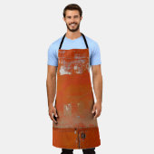 赤い金属ケース エプロン (着用した状態)