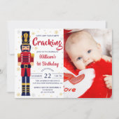 赤い金色のくるみ割り人形のクリスマス誕生日写真 招待状 (正面)