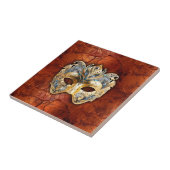 赤い錆の背景に豪華なベネチアンマスク タイル (側面)