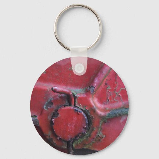 赤い錆びたトラックがクローズアップ キーホルダー (正面)