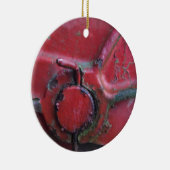 赤い錆びたトラックがクローズアップ セラミックオーナメント (右)