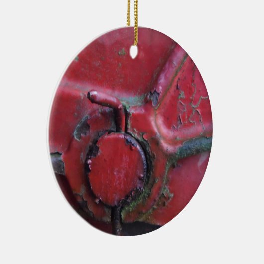 赤い錆びたトラックがクローズアップ セラミックオーナメント (右)