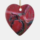 赤い錆びたトラックがクローズアップ セラミックオーナメント (右)