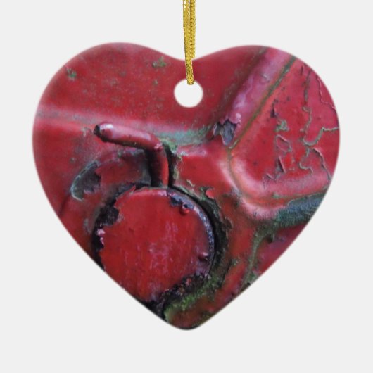 赤い錆びたトラックがクローズアップ セラミックオーナメント (正面)