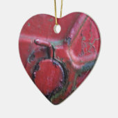 赤い錆びたトラックがクローズアップ セラミックオーナメント (左)