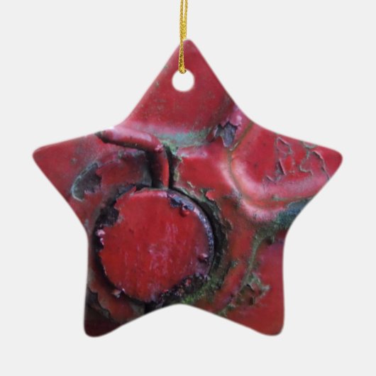 赤い錆びたトラックがクローズアップ セラミックオーナメント (正面)