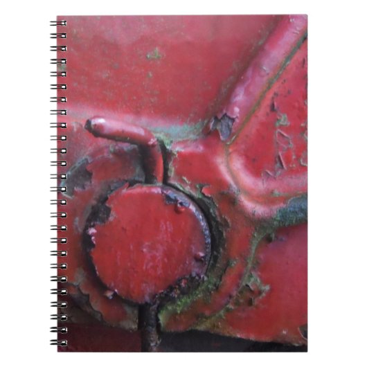 赤い錆びたトラックがクローズアップ ノートブック (正面)