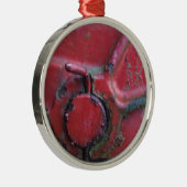 赤い錆びたトラックがクローズアップ メタルオーナメント (右)