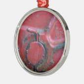 赤い錆びたトラックがクローズアップ メタルオーナメント (左)