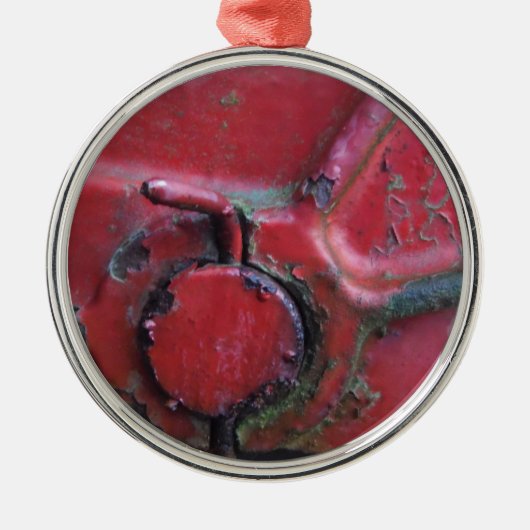 赤い錆びたトラックがクローズアップ メタルオーナメント (正面)