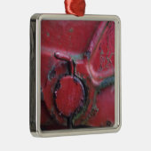 赤い錆びたトラックがクローズアップ メタルオーナメント (右)
