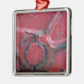 赤い錆びたトラックがクローズアップ メタルオーナメント (左)