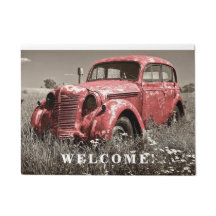 赤い錆びた、放棄されたヴィンテージ車