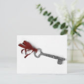 赤い鍵付き古いリボン ポストカード (スタンド正面)