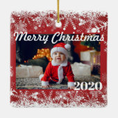 赤い雪のクリスマスフォト2側面モダン セラミックオーナメント (裏面)