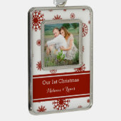 赤い雪は初めてのクリスマスのオーナメントをつなぎます シルバープレートフレームオーナメント (右)