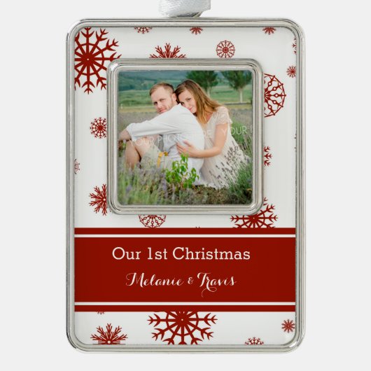 赤い雪は初めてのクリスマスのオーナメントをつなぎます シルバープレートフレームオーナメント (正面)