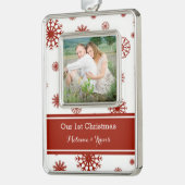 赤い雪は初めてのクリスマスのオーナメントをつなぎます シルバープレートフレームオーナメント (左)