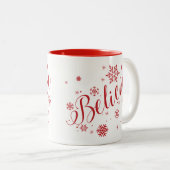 赤い雪片の休日の写実的なマグを"信じて下さい" ツートーンマグカップ (正面右)