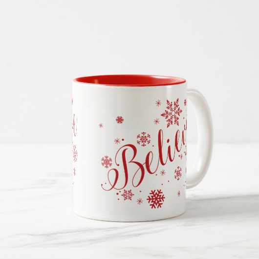 赤い雪片の休日の写実的なマグを"信じて下さい" ツートーンマグカップ (正面右)